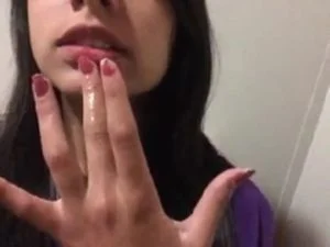 Novinha na siririca até gozar nos dedos