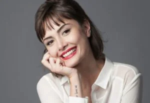 Maria Casadevall mostra os peitos em protesta contra Bolsonaro