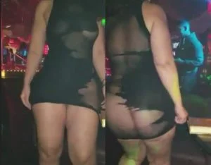 Safada de vestido curto e sem calcinha na balada