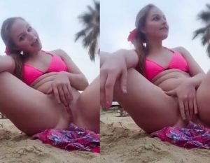 Mulher se masturbando em publico na praia