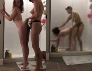 Lésbica fodendo novinha safada no banheiro