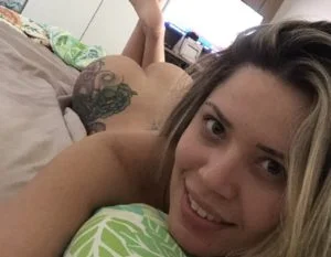 Yasmin Mineira gostosa tatuada de quatro dando CU
