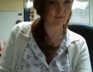 Professora mostrar os peitos em uma live pública