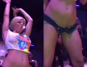 Loira se empolgou e ficou pelada no baile funk