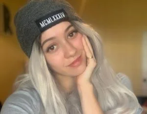 Estrela do Tik Tok Bree Louise dançando pelada