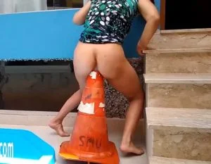 Mulher se masturbando com cone de transito - Sexo Maluco
