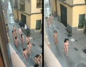 Mulheres peladas andando juntas na rua