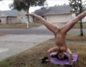 Madura nua fez Yoga ao ar livre