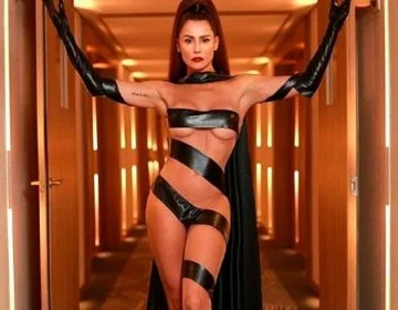 Deborah Secco usou uma fita no Carnaval - Sexo Maluco