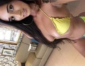 Anny Mendonça morena tirou a calcinha em live