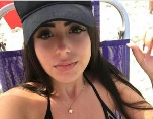 Leticia Vinhoz pagou peitinho em live no instagram