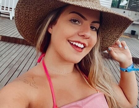 Grazi Mourão de fio dental dançando com amiga em live no instagram