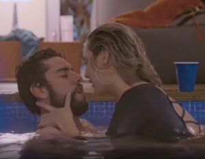 Casal faz sexo na piscina em Soltos em Floripa