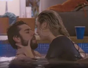 Namorado foi pra guerra e ela fez suruba com negõesCasal faz sexo na piscina em Soltos em Floripa