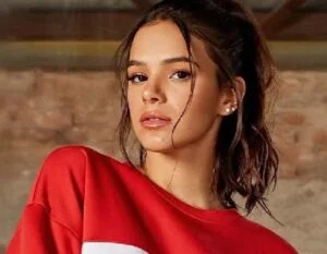 Bruna Marquezine pagando peitinho + cena de sexo