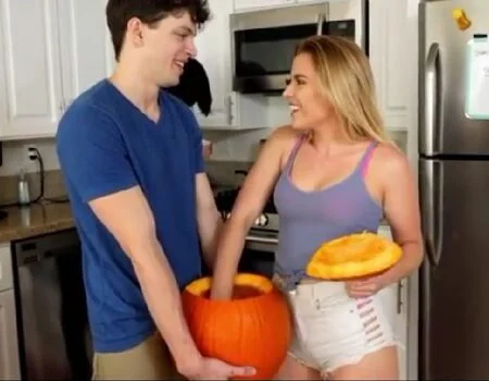 Surpreendendo a irmã no Halloween