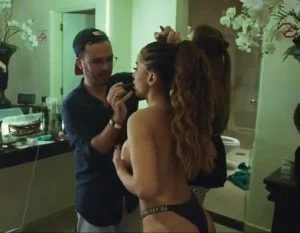 Anitta mostrando os peitões no documentário Made In Honório