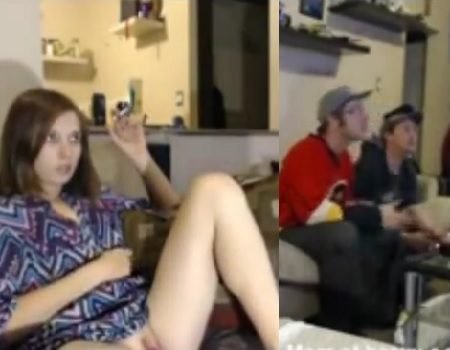 Novinha se masturbar enquanto amigos jogam video game