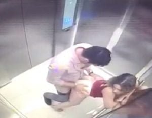 Casal flagrado fodendo no elevador