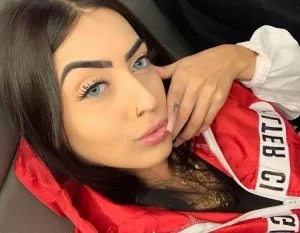 Mc Mirella com calcinha transparente exibindo a buceitnha
