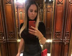 Mulher Melão se exibindo peladinha