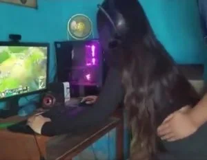Ninfetinha fodendo e jogando Lol no computador