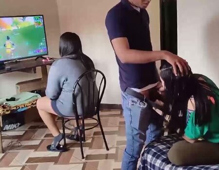 Fodendo a amiga da namorada enquanto ela jogar Fortnite