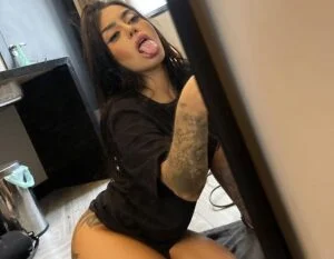 Mc Mirella pelada provocando no banheiro