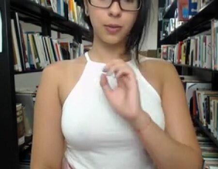 Camgirl se fazendo putaria na biblioteca