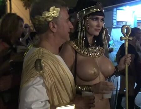 Festa a fantasia com Cleópatra pelada