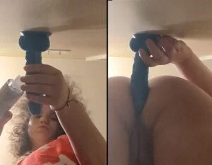 Novinha quicando na parede com dildo no cuzinho