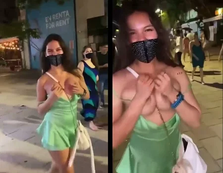 Dando um rolê com os peitos de fora