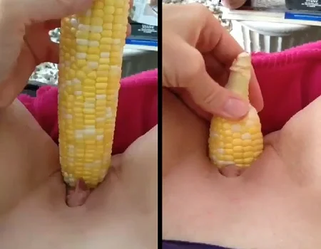 Se masturbando com uma espiga de milho