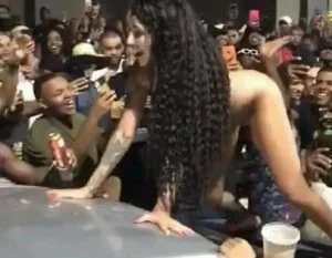 Melissa dançando pelada em cima de carro no baile funk