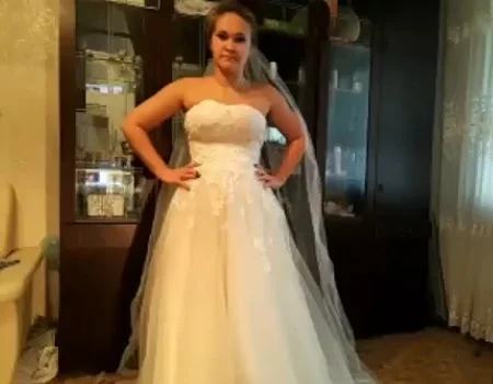 Ela esta comemorando seu casamento no CamShow