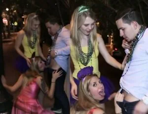 2 amigas bêbadas chupando um cara de sorte