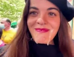 Francesa andando com porra no rosto