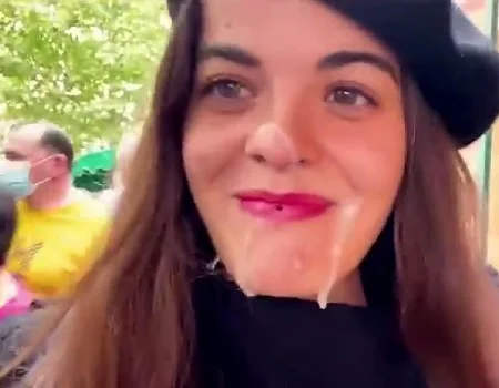 Francesa andando com porra no rosto