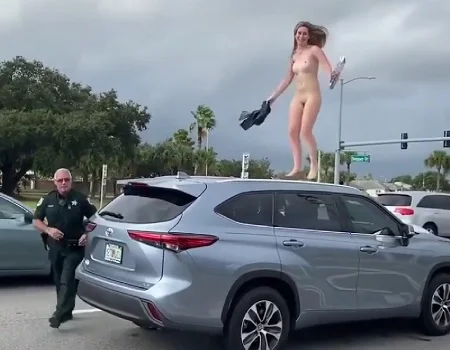 Se masturbando encima do carro pelada