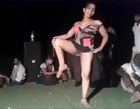 Ela mostra tudo durante uma dança
